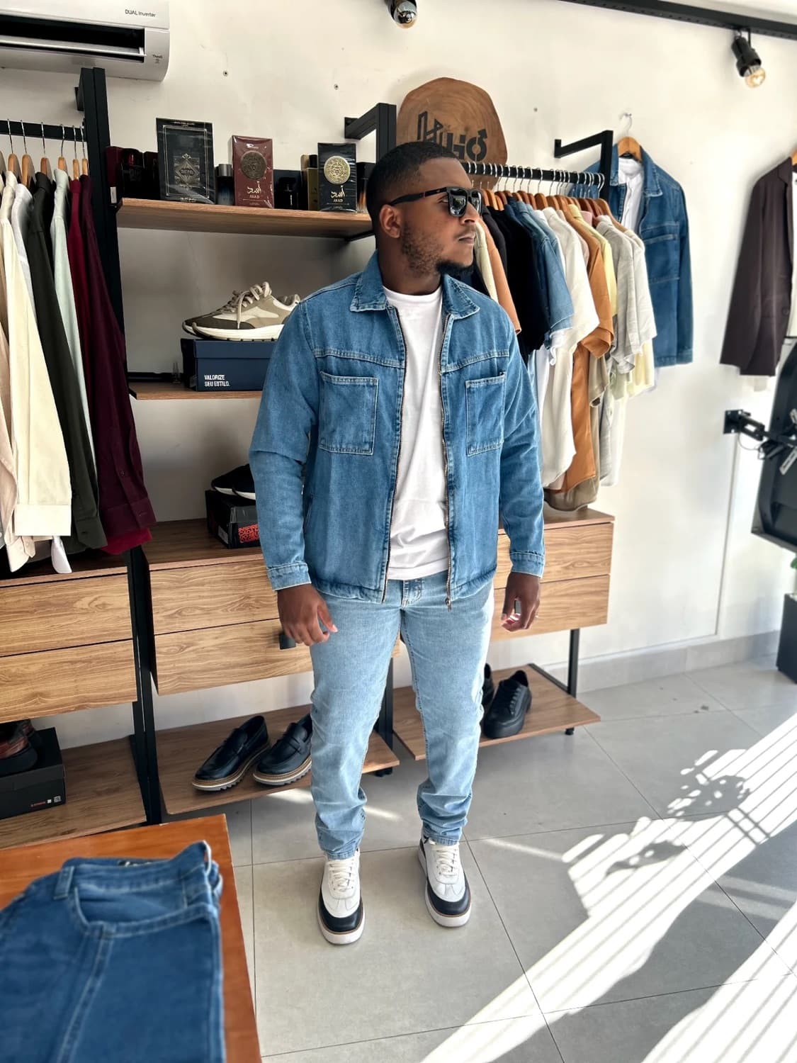 Look casual com jaqueta jeans