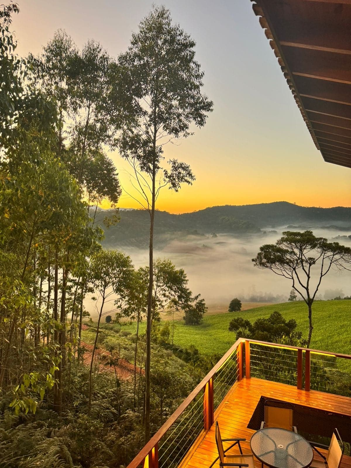 Deck com vista para o vale ao amanhecer