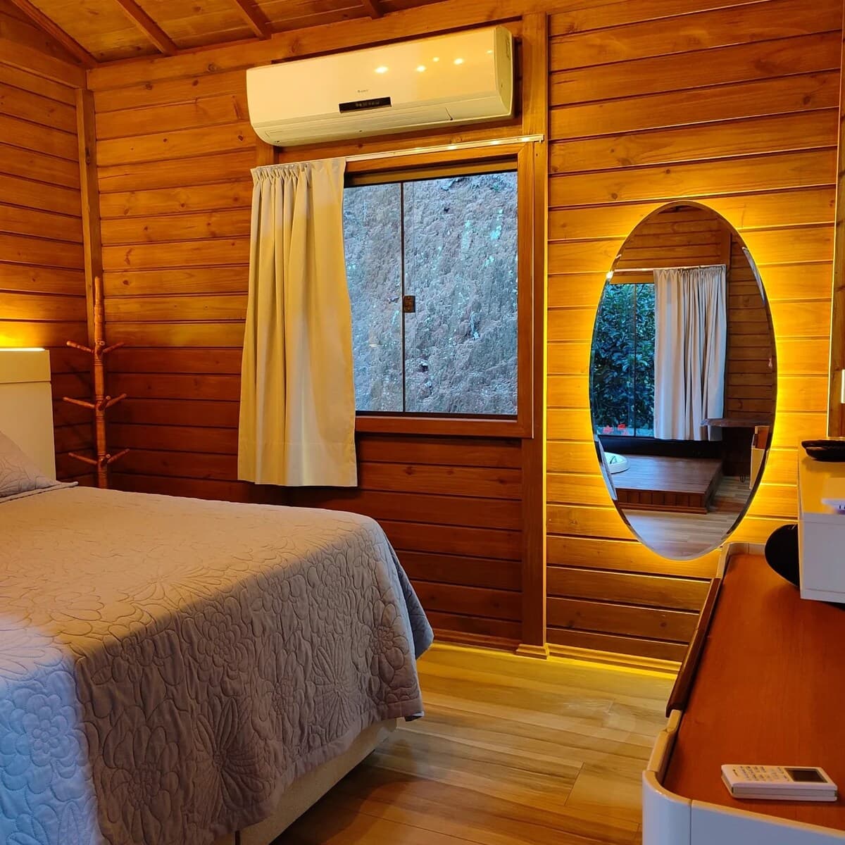 Quarto aconchegante com cama confortável