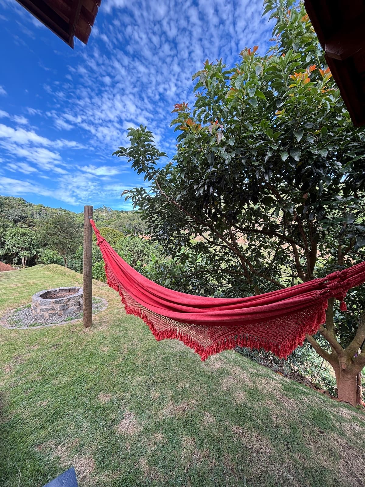 Rede no jardim em meio ao verde da serra