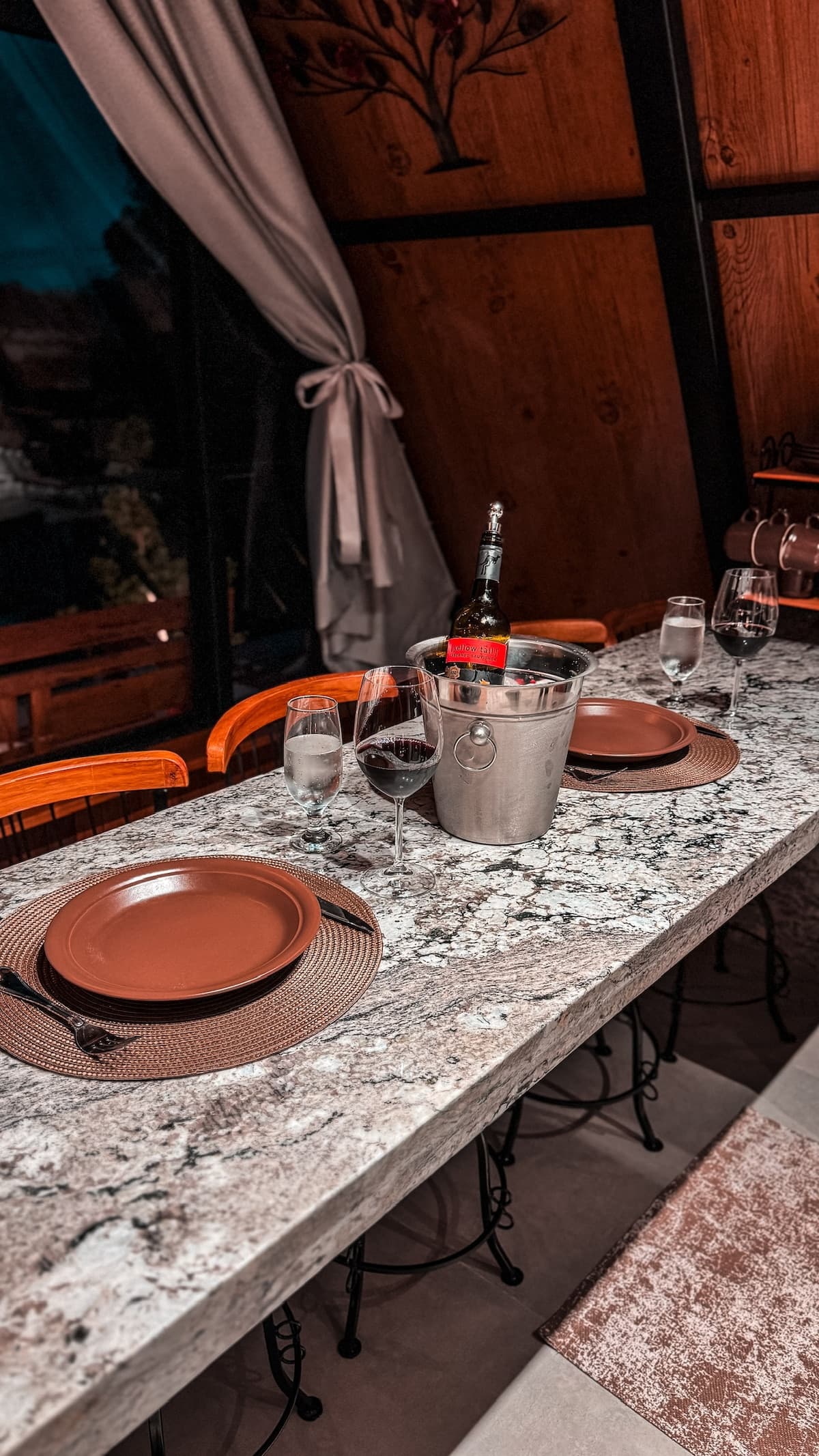 Mesa posta para um jantar a dois