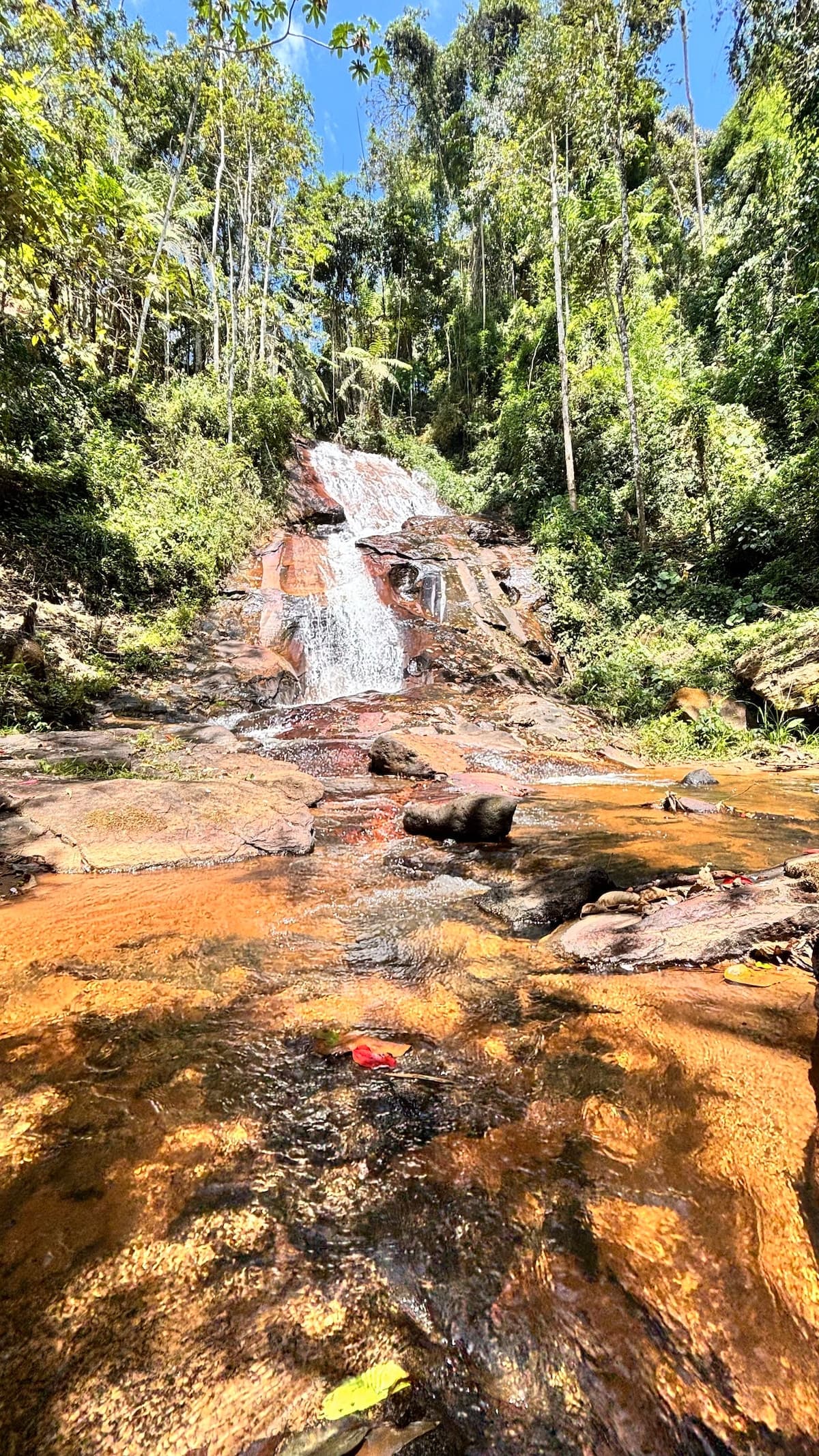 Cachoeira privativa de águas cristalinas na propriedade