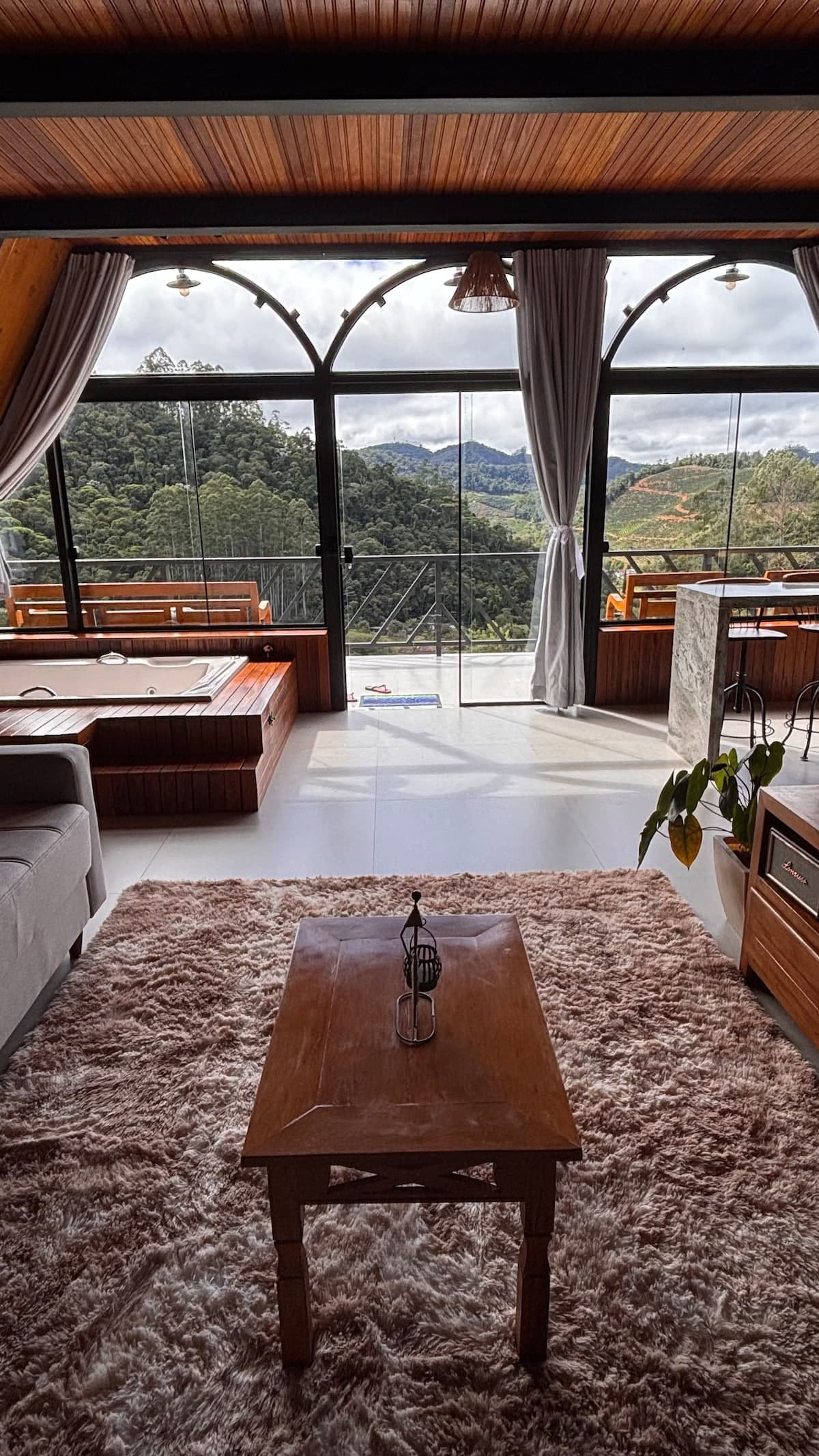 Sala com a grande janela em A e vista para as montanhas