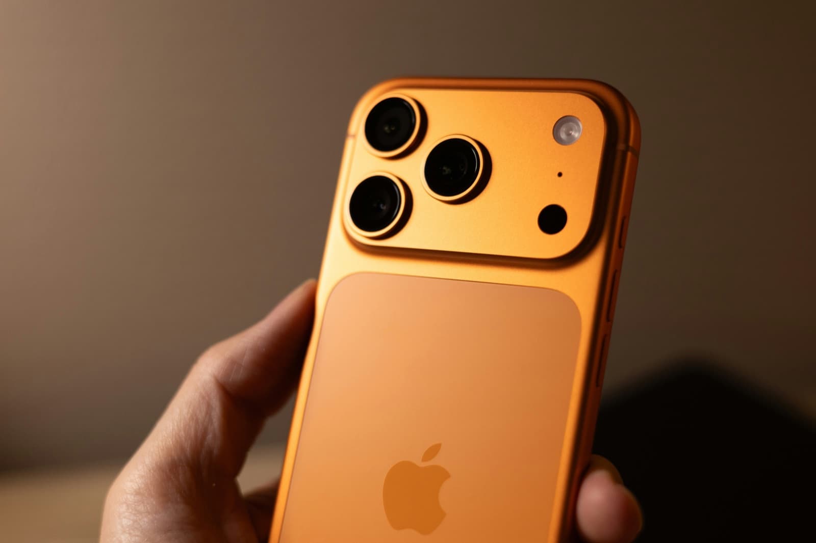 iPhone na mão, de perto