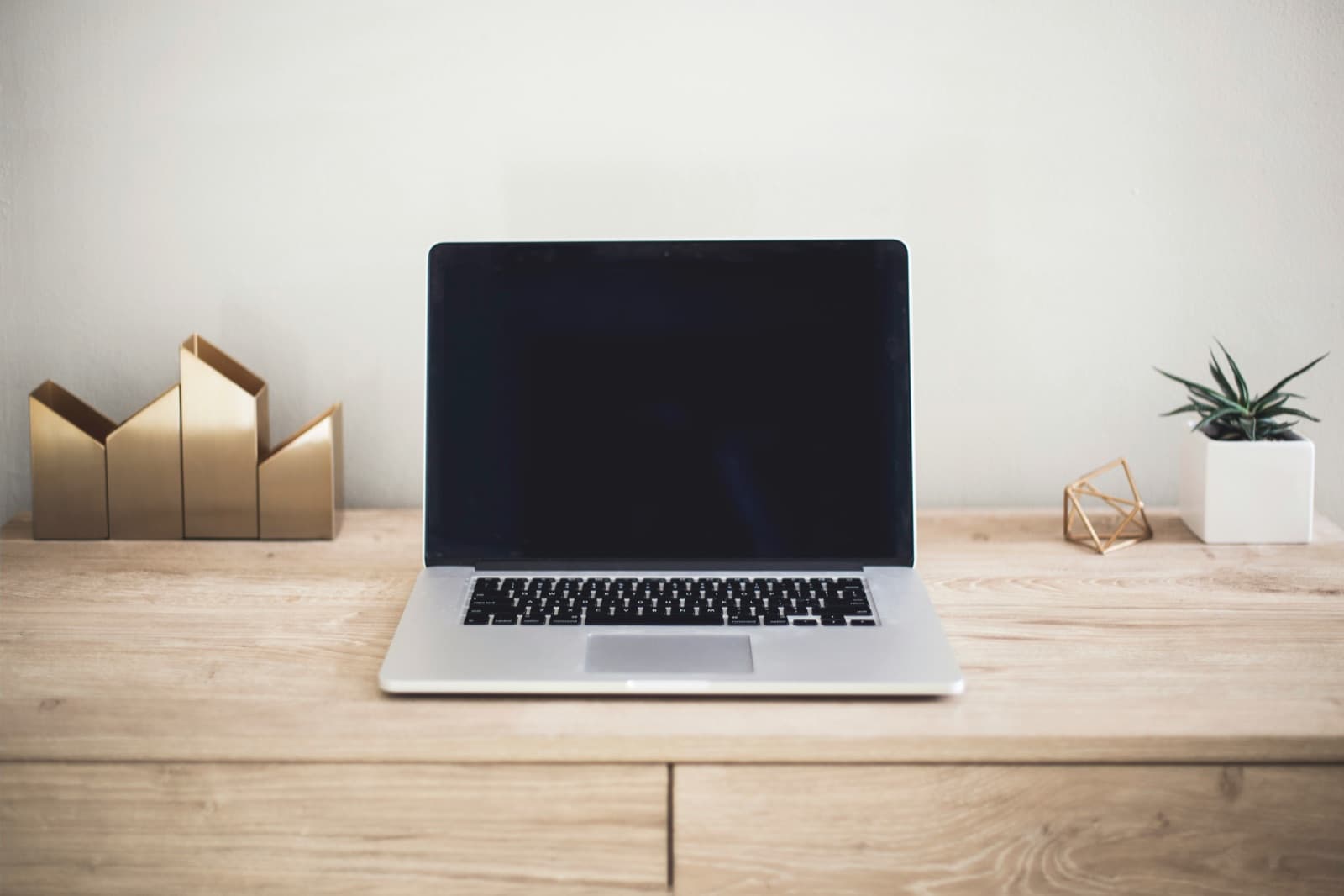 MacBook sobre a mesa