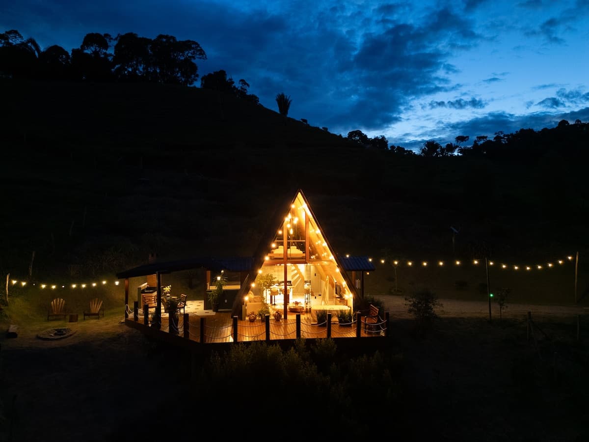 A cabana iluminada ao anoitecer
