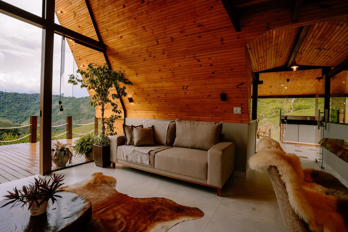Sala com vista pela grande janela em A