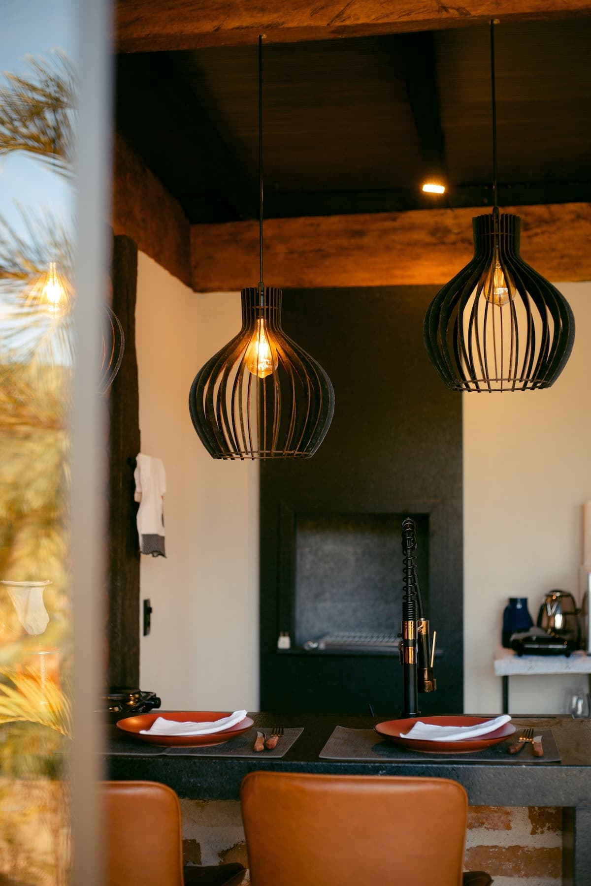 Sala aconchegante com lareira e luz quente