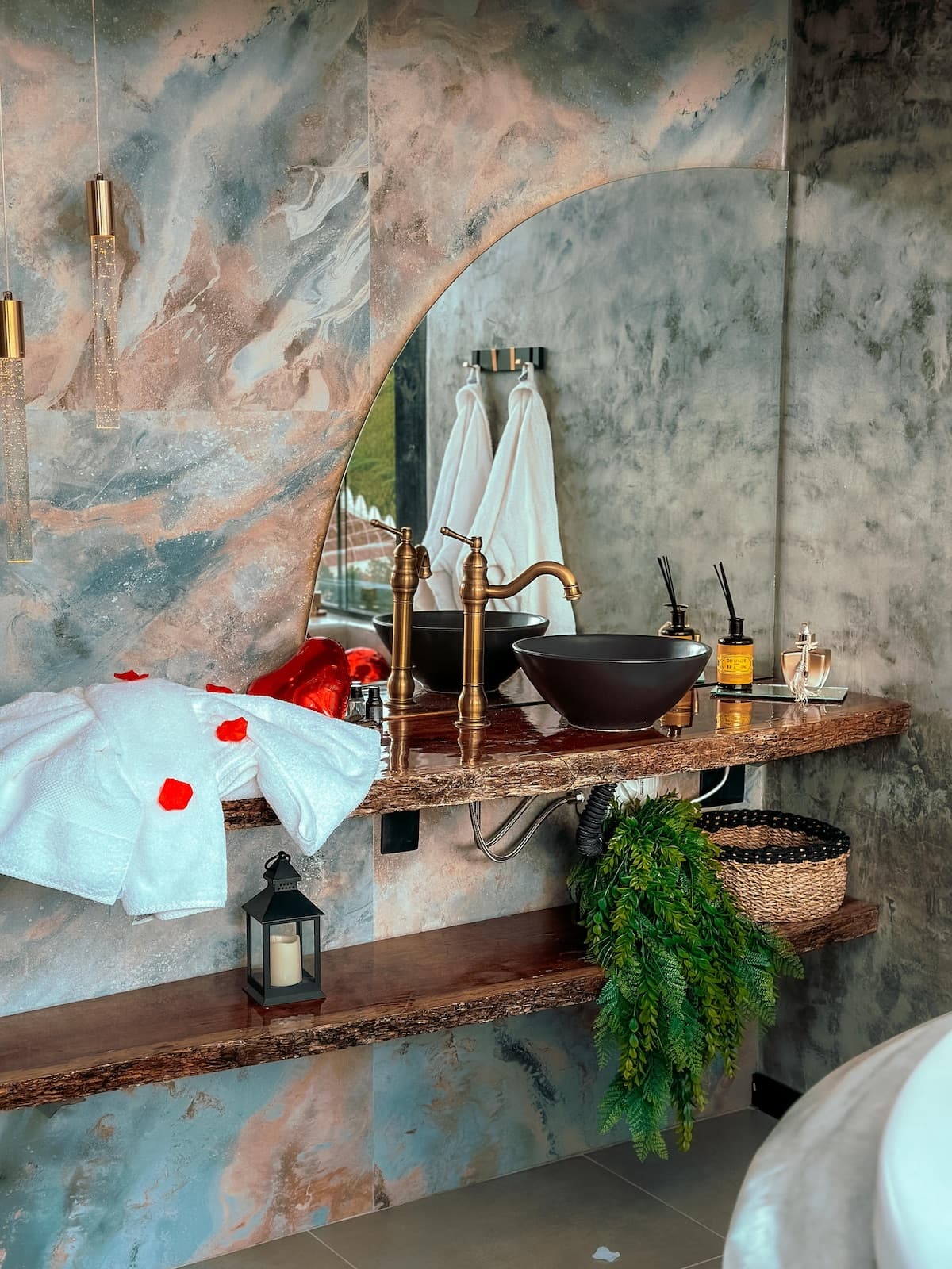 Lavabo em mármore com detalhes em madeira