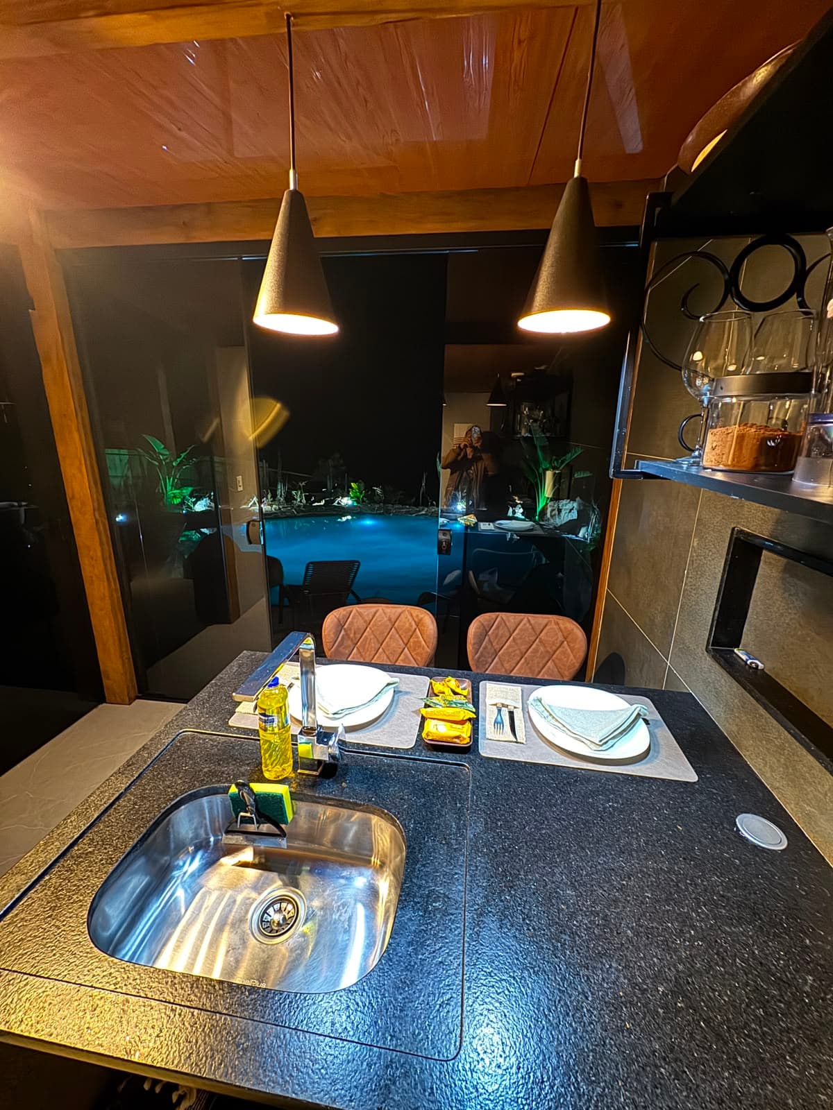 Mesa posta para um jantar a dois