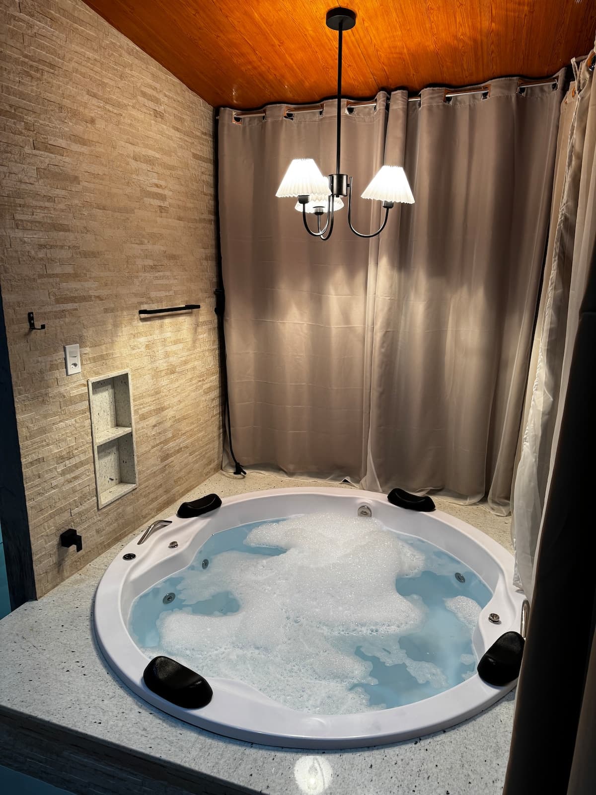 Banheira de hidromassagem com luz aconchegante