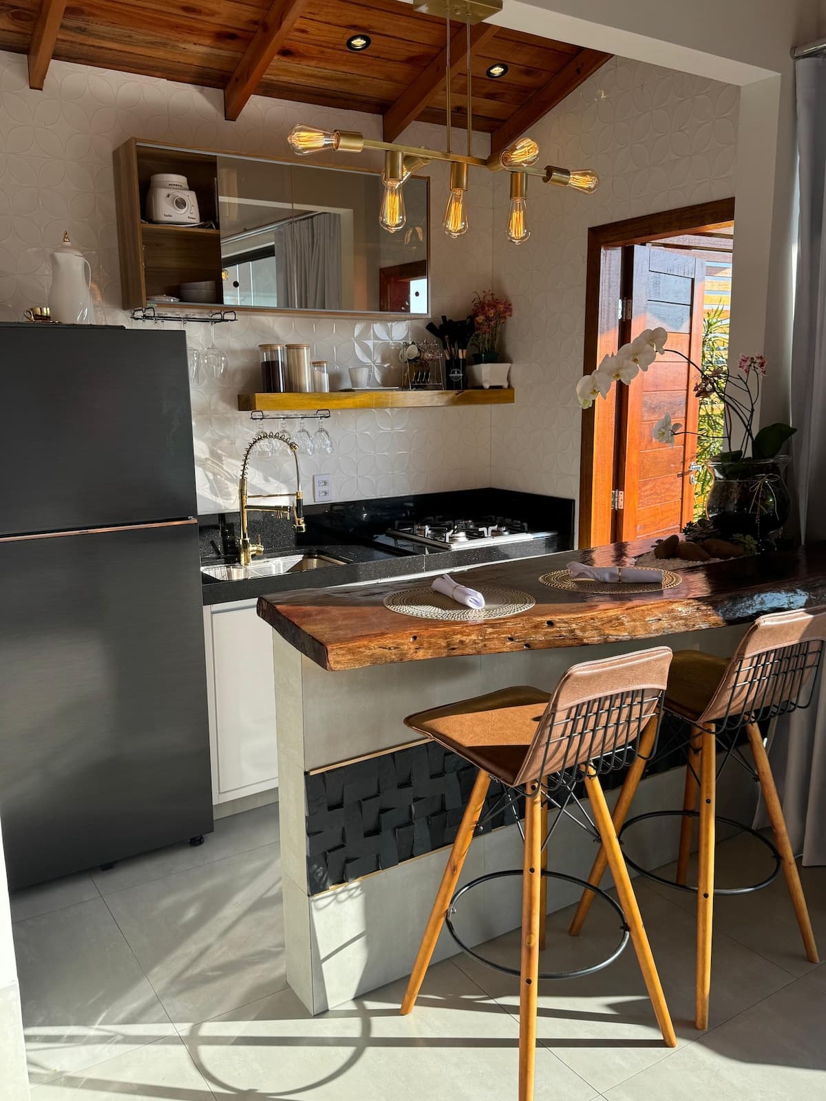 Cozinha equipada em madeira