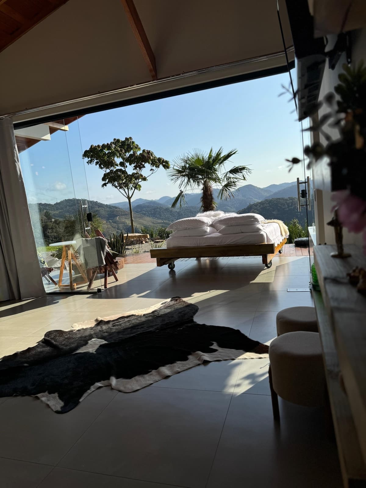 Cama no deck de frente para o vale