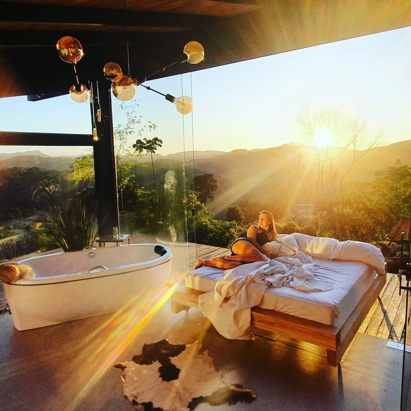 Cama de frente para o amanhecer sobre o vale