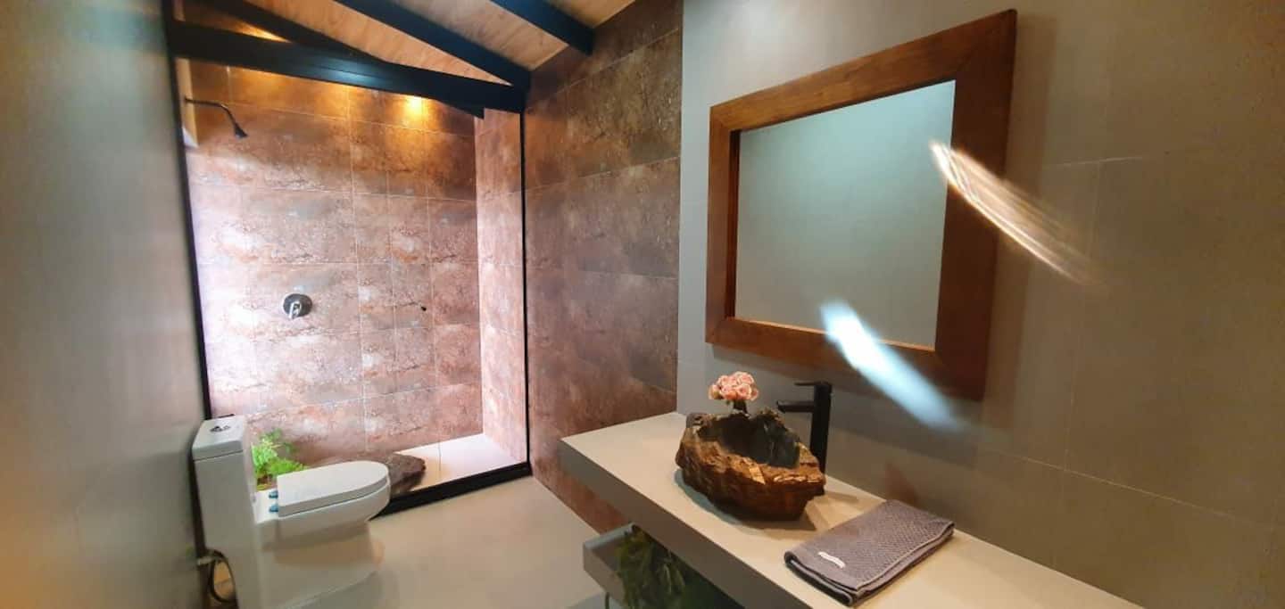 Lavabo em pedra com detalhes em madeira